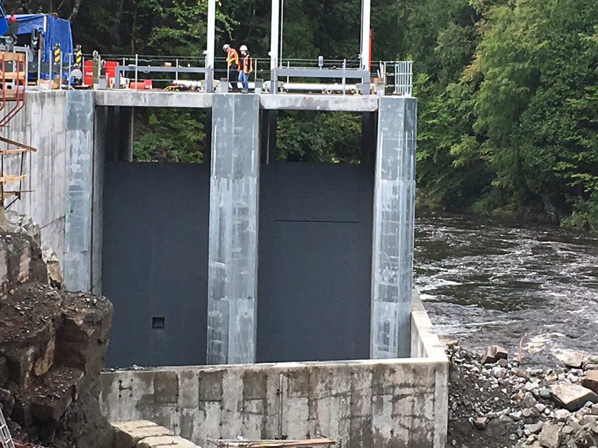 Vannes du barrage Twin Falls à Namewaminikan